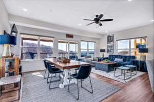 un soggiorno con tavolo, sedie e divano di LakeCraze a Branson