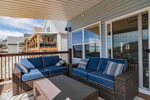 un portico con due sedie blu e un tavolo di LakeCraze a Branson