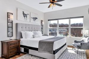 una camera da letto con un letto grande e un ventilatore a soffitto di LakeCraze a Branson Altre 43 foto