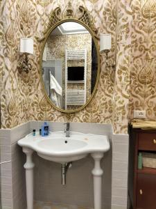 y baño con lavabo y espejo. en Luxury apartment near Rialto bridge, en Venecia