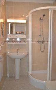een badkamer met een wastafel en een douche bij Appartement Bellavista Torrox in Torrox