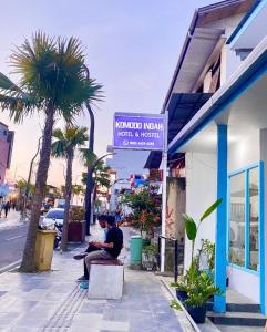 ラブハン・バジョにあるKomodo Indah Hotelの道腰掛け