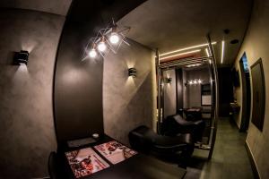 baño con 2 sillas negras y espejo en Opium Motel (Adult Only), en São Paulo
