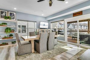 una sala da pranzo con tavolo e sedie di Star Gaze a Branson