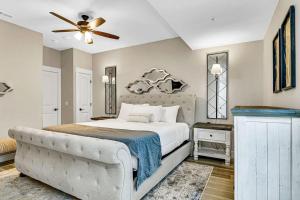 una camera da letto con un letto e un ventilatore a soffitto di Star Gaze a Branson Altre 37 foto