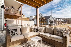 un divano posto in cima a un patio di Star Gaze a Branson