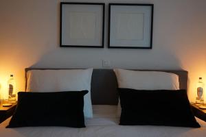 ein Schlafzimmer mit einem Bett mit zwei Bildern an der Wand in der Unterkunft Luxurious Appartment on Eilandje in Antwerpen