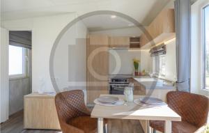 ein Esszimmer mit Tisch und Stühlen in einer Küche in der Unterkunft Tiny Haus 88 Am Brombachsee in Pleinfeld