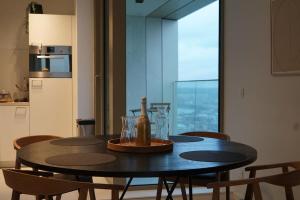 een eettafel met stoelen en een zwarte tafel bij Luxurious Appartment on Eilandje in Antwerpen