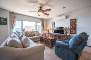 uma sala de estar com dois sofás e uma televisão em Corona del Mar #6 em Ocotal