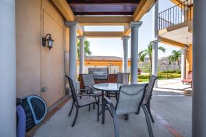 um pátio com uma mesa e cadeiras e uma cozinha em Corona del Mar #6 em Ocotal