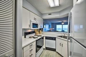 Kuchyň nebo kuchyňský kout v ubytování Oceanfront Condo Rental Near Daytona Speedway