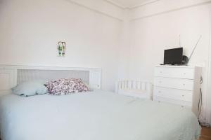 1 dormitorio blanco con 1 cama y vestidor en Apartamento acogedor en pleno corazón de Urdaibai, en Guernica y Luno