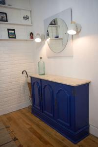 bagno con cabina blu e specchio di Apartamento acogedor en pleno corazón de Urdaibai a Guernica y Luno