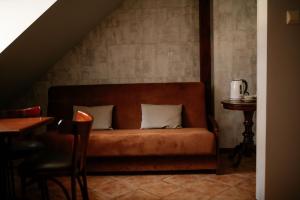un sofá con 2 almohadas en una habitación en Corner Pokoje en Zamość