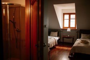 1 dormitorio con 2 camas y ventana en Corner Pokoje en Zamość