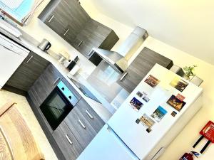 an aerial view of a kitchen with a stove and a refrigerator at Central Spacious 2 Bed 2 Bath, Free WiFi & Parking, Park View in Orkney