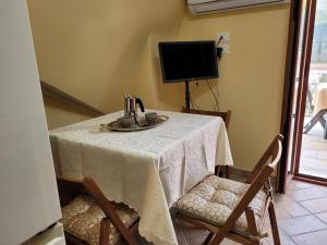 TV a/nebo společenská místnost v ubytování ALLOGGIO TURISTICO MAGNIFICO ALESSANDRO VALLE BERNARDO 04025 LENOLA LT CIR 19063 nei pressi di 04022 FONDI LT