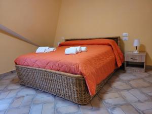 sypialnia z dużym łóżkiem z ręcznikami w obiekcie ALLOGGIO TURISTICO MAGNIFICO ALESSANDRO VALLE BERNARDO 04025 LENOLA LT CIR 19063 nei pressi di 04022 FONDI LT w mieście Lenola