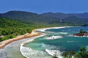 uma vista aérea de uma praia com montanhas ao fundo em Pousada Montemar em Ilhabela