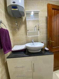 een badkamer met een wastafel en een spiegel bij Renoviertes Luxusapartment Sunny Lakes 1 Sharm El-Sheikh nun auch für Langzeitmieter buchbar in Sharm El Sheikh