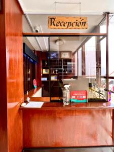 un reflejo de un mostrador de un restaurante en una ventana en Posada de Belén, en Arequipa