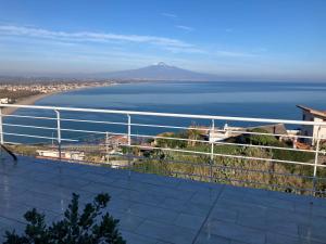 - un balcon offrant une vue sur la montagne dans l'établissement Bellavista, à Augusta