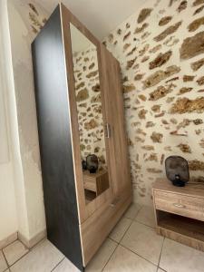 La salle de bains est pourvue d'un miroir mural. dans l'établissement Le Pyrénéen - L'industriel - Maison Cosy, à Cazaubon