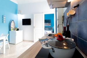 małą kuchnię ze zlewem i wanną w obiekcie SyracuseApartments IL PASUBIO di SIRACUSA Stupendo appartamento vicino ad ORTIGIA a 200m dal MARE w Syrakuzach