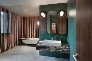 ein Badezimmer mit Badewanne, Waschbecken und Spiegel in der Unterkunft Room 12 in Bukarest + 98 Fotos