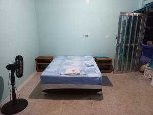um quarto com uma cama num quarto em Casa de los Cruz em Letícia