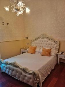 A bed or beds in a room at Relais Totì BeB bed e breakfast