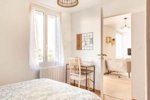 sypialnia z łóżkiem, biurkiem i oknem w obiekcie Maison tourangelle chic & cosy avec cour w Tours