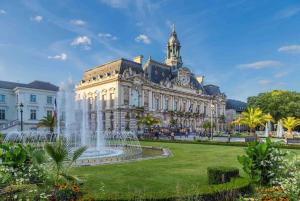 un edificio con una fontana di fronte di Maison tourangelle chic & cosy avec cour a Tours