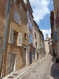a cobblestone street in an alley with buildings at Appartement entier 40m2 in Les Arcs sur Argens