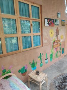 Pokój z kaktusem pomalowanym na ścianie w obiekcie Cabañas Maná w mieście San Juan La Laguna