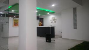 una habitación con un podio en un museo con luz verde en Hotel Las Piedras San Jose, en San José de Isnos