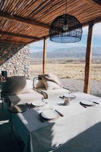 Una mesa en una habitación con vistas al desierto en Casa el Ritón en Estancia Atamisque Tupungato en Tupungato