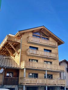 un edificio de madera con balcones en un lateral. en Appartement les Clochettes 1 - Pied des pistes, en Les Deux Alpes