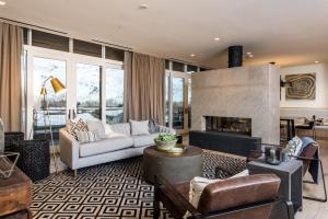 Limelight Hotel Ketchum的休息区