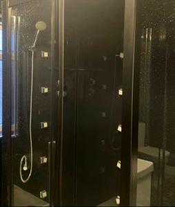 um chuveiro com portas de vidro na casa de banho em Sea Front Apartment With Massage Shower NETFLIX Great Location em Bridlington