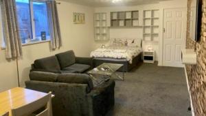 uma sala de estar com um sofá e uma cama em Sea Front Apartment With Massage Shower NETFLIX Great Location em Bridlington