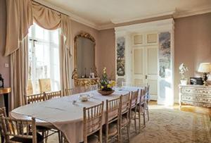 ein Esszimmer mit einem großen Tisch und Stühlen in der Unterkunft Loughcrew House in Oldcastle