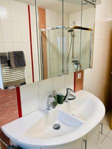 y baño con lavabo blanco y espejo. en Homestay Offers Private Bedroom and Bathroom near Speyer and Hockenheim, en Altlußheim