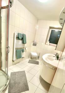 Baño blanco con aseo y lavamanos en Homestay Offers Private Bedroom and Bathroom near Speyer and Hockenheim, en Altlußheim