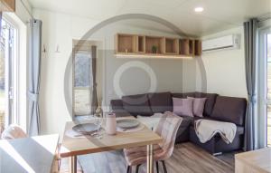 ein Wohnzimmer mit Sofa und Tisch in der Unterkunft Tiny Haus 89 Am Brombachsee in Pleinfeld