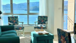 聖瑪爾塔德奧爾蒂蓋拉的住宿－The Cliffs - Ortigueira Kalmak，客厅配有两把椅子、一张沙发和一张桌子