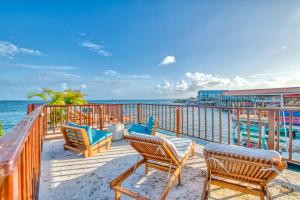 eine Terrasse mit Stühlen und das Meer im Hintergrund in der Unterkunft Tropical Suites Hotel in Bocas del Toro