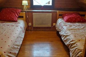 Posteľ alebo postele v izbe v ubytovaní LA RUSTIQUE DU BOUT DU LAC