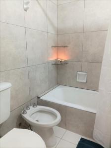 een badkamer met een toilet en een bad bij Beños in Buenos Aires